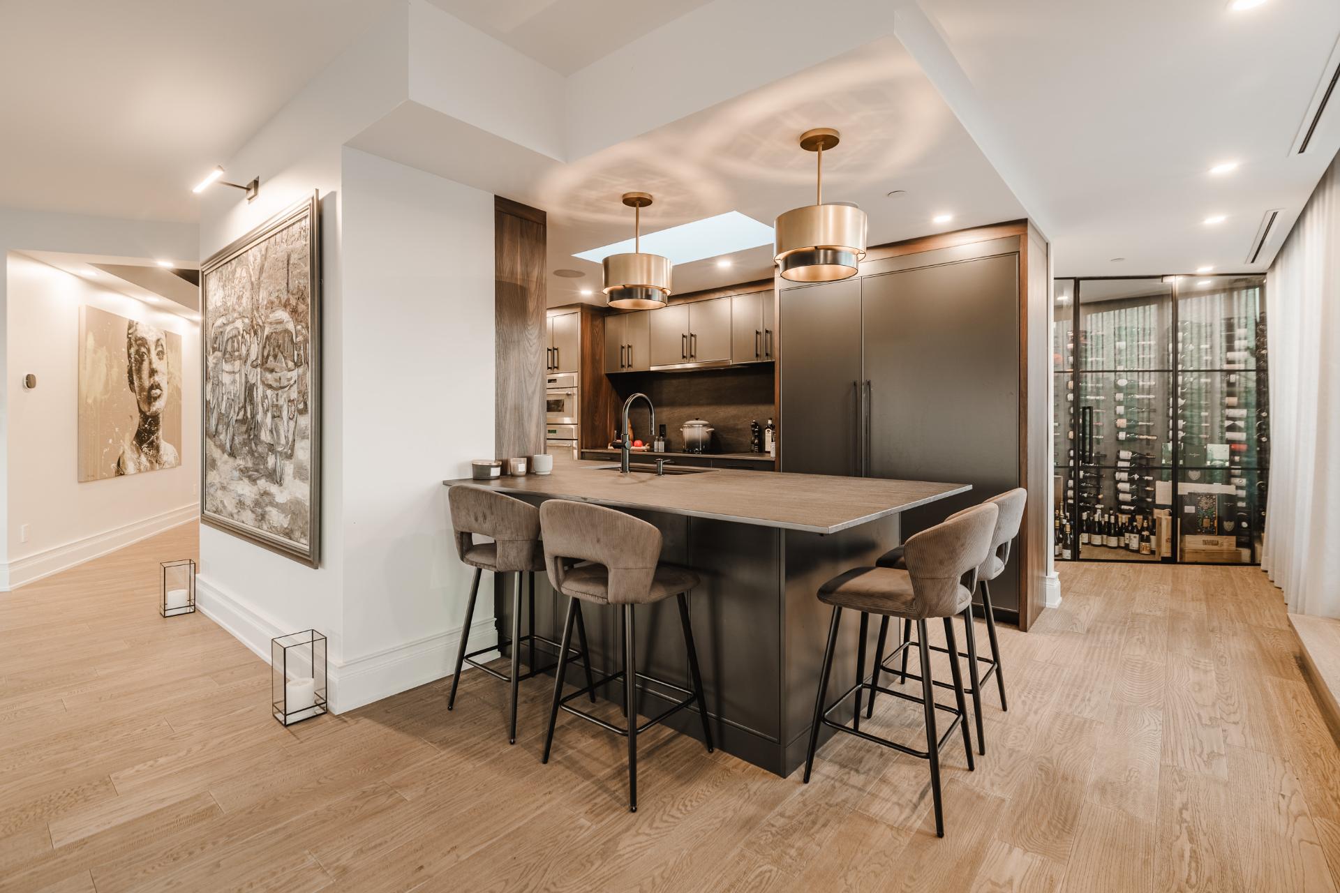 Cellier vitré et comptoir bar adjacents à la cuisine