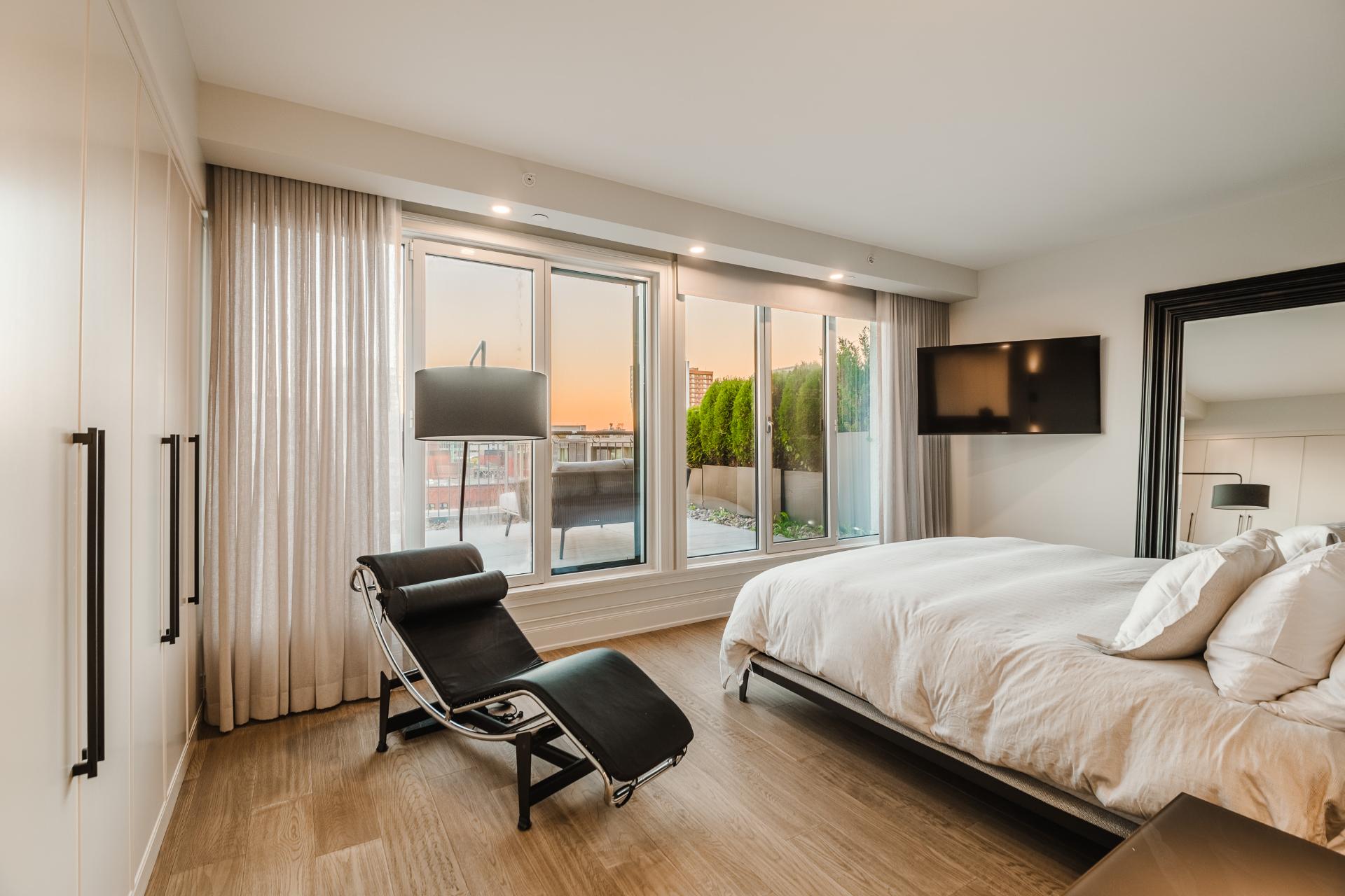 Chambre principale lumineuse avec accès direct à la terrasse