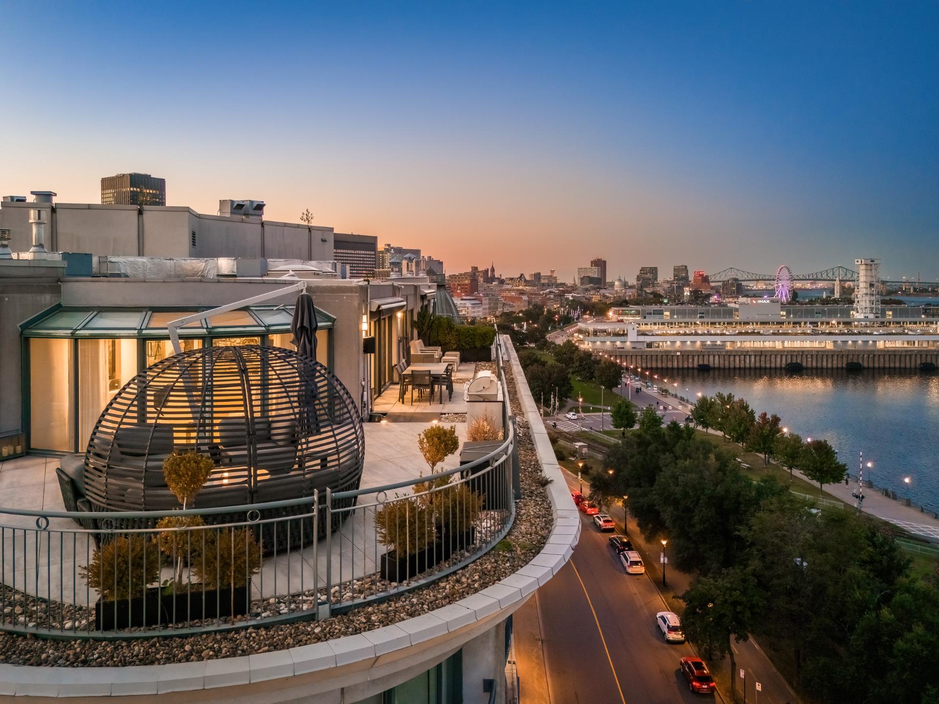 Vue aérienne du penthouse montrant la terrasse qui ceinture la résidence