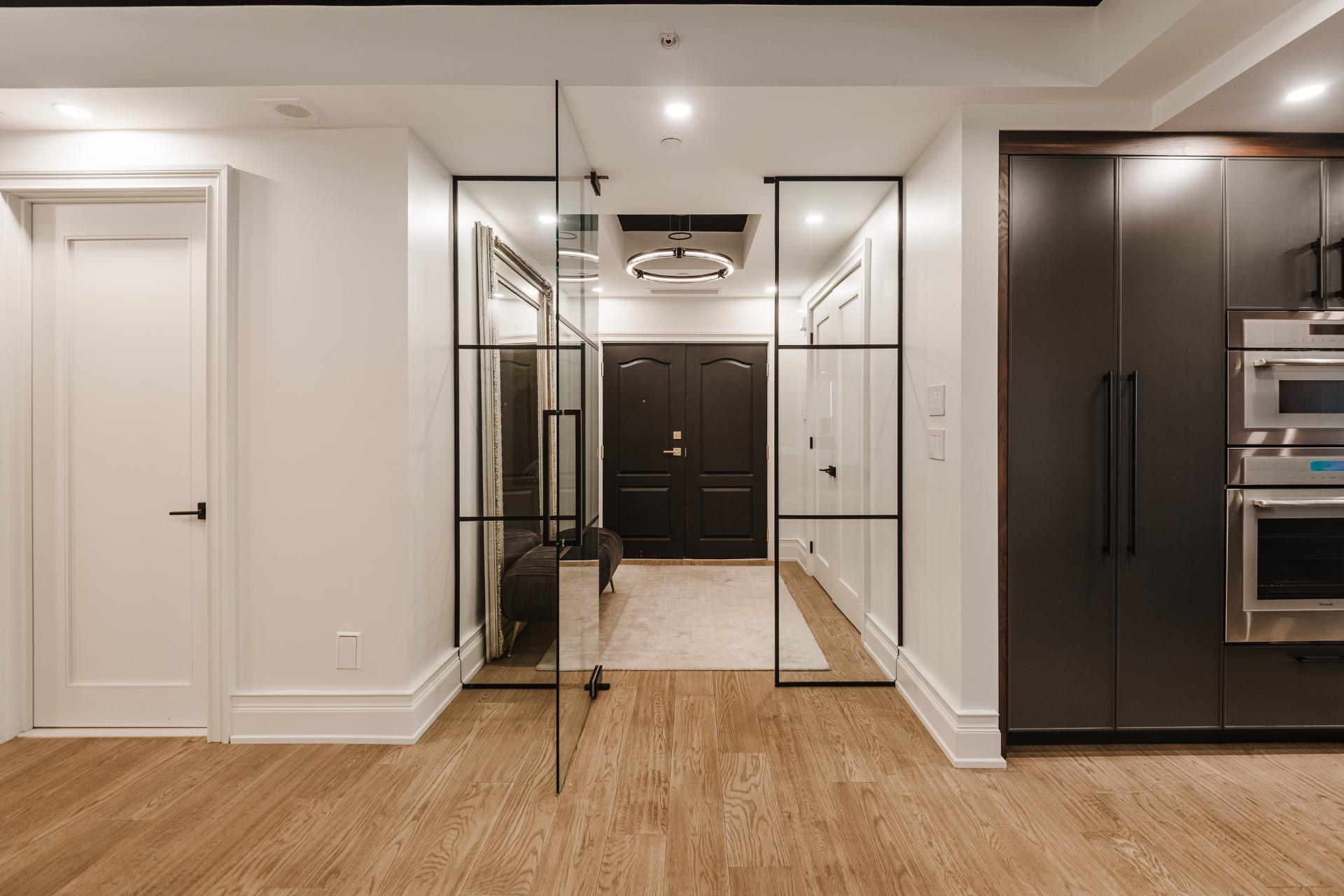 Hall d'entrée du penthouse et verrière vers la cuisine