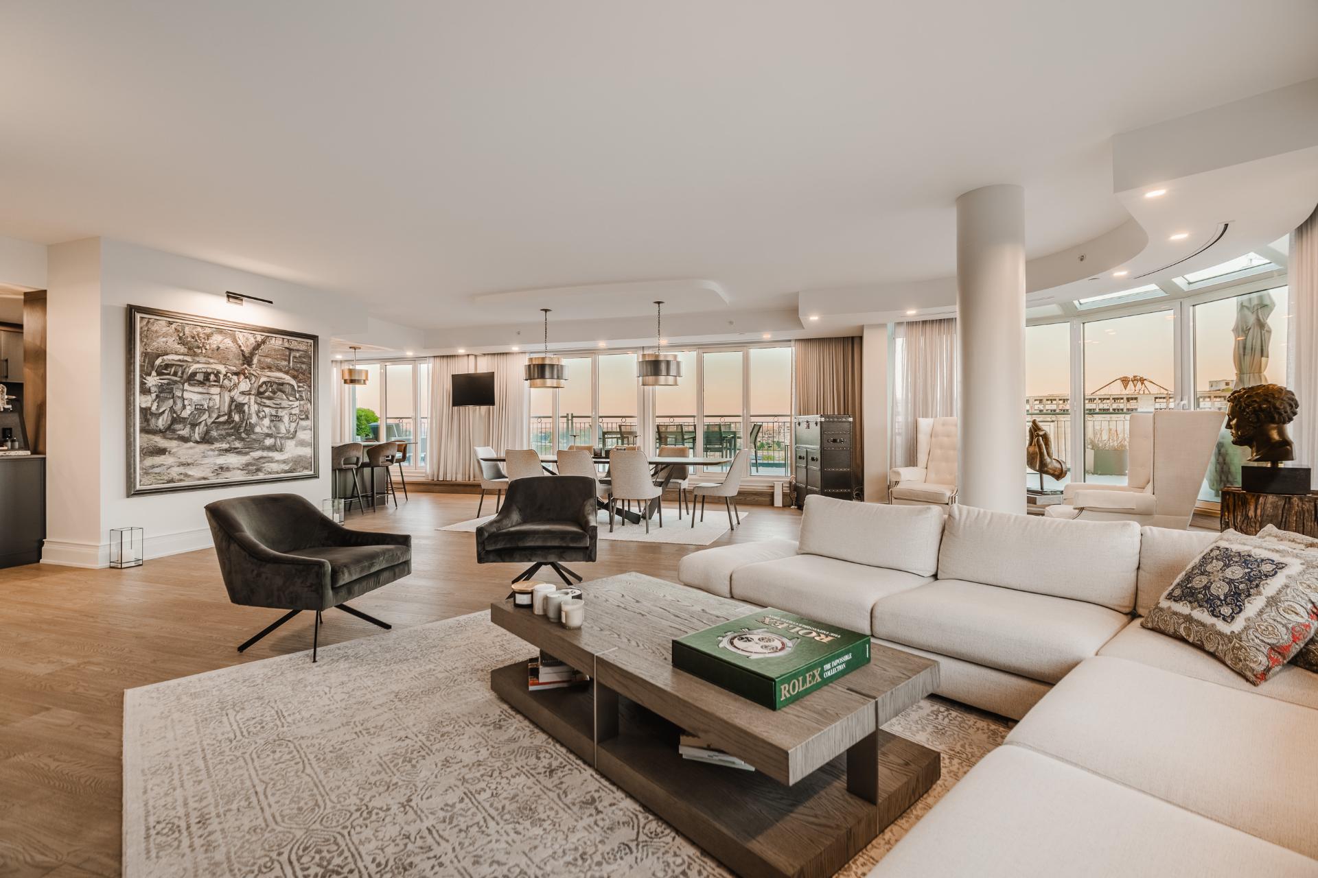 Second angle du salon, avec ses fauteuils et sa fenestration d'angle