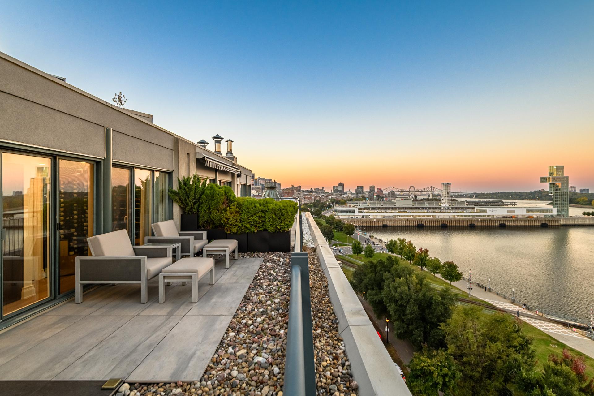 Salon extérieur de la terrasse, abrité et face au fleuve