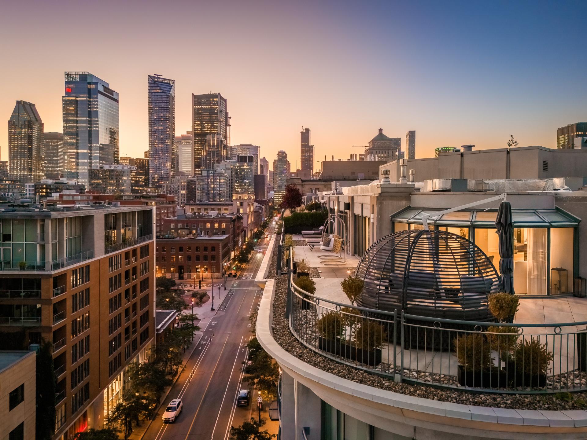 Aperçu de la vidéo — vue aérienne du penthouse et de sa terrasse à l'heure dorée
