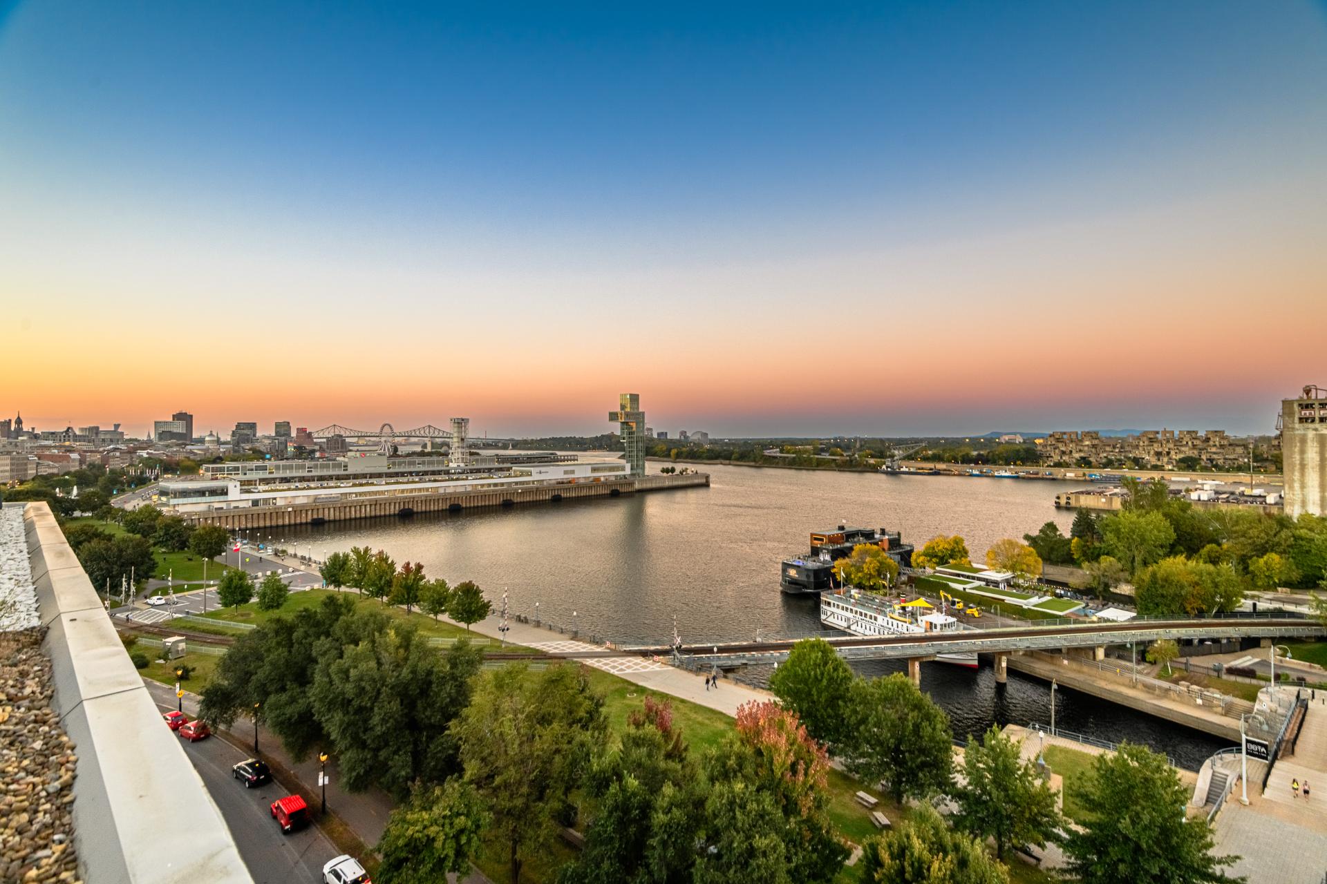 Panorama sur le fleuve Saint-Laurent et le pont depuis la terrasse